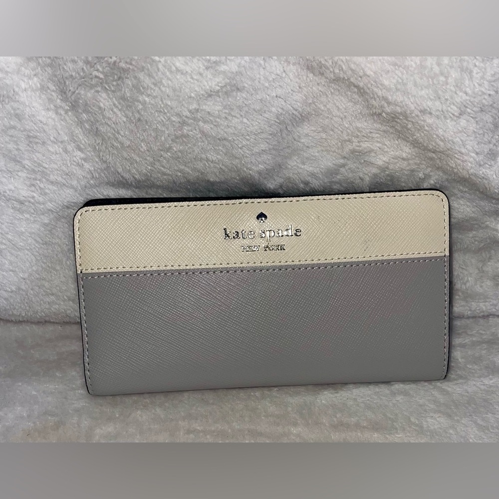 NWT kate spade Two-Tone Saffiano Zip Wallet in Cream and Light Gray